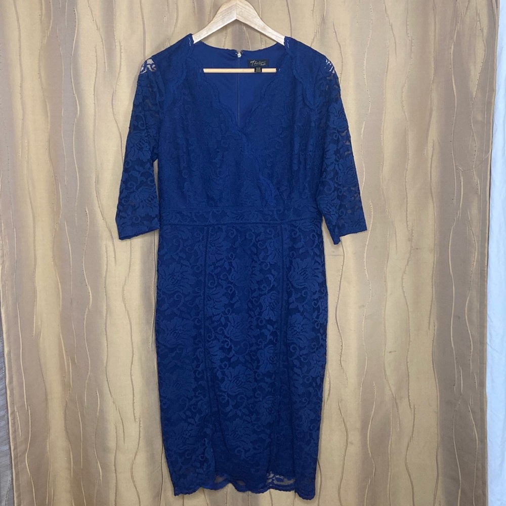 THALIA SODI LACE SHEATH DRESS IM BLUE. [SIZE: MEDIUM]